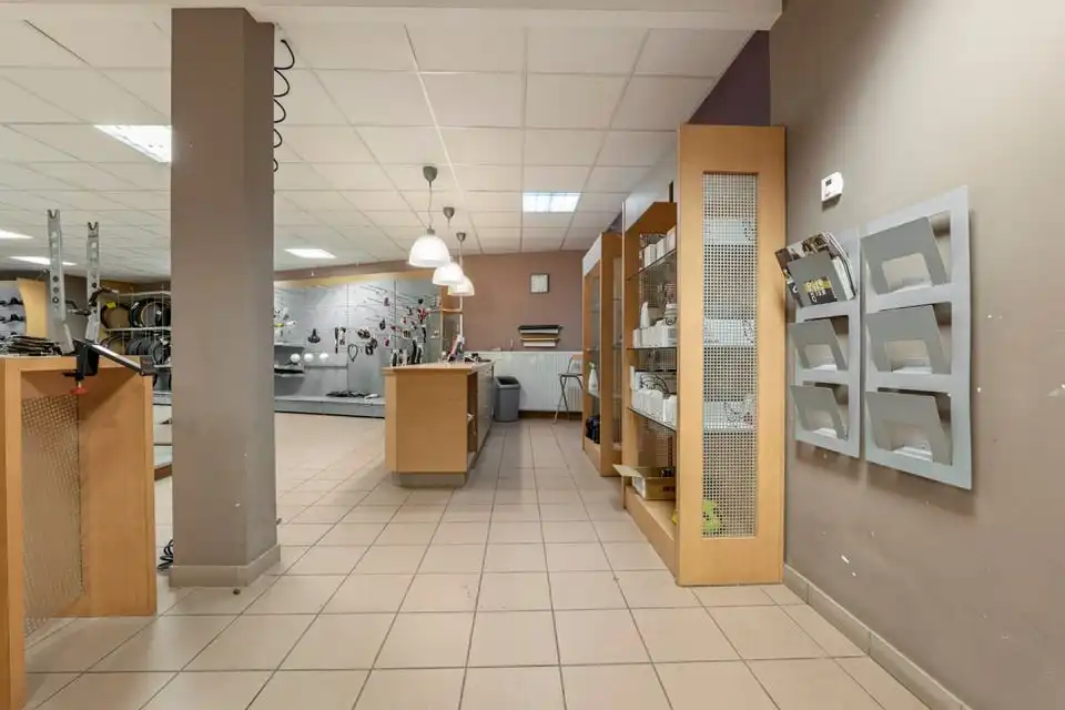 RUIM HANDELSPAND TE HUUR IN HET CENTRUM VAN SINT-TRUIDEN foto 16