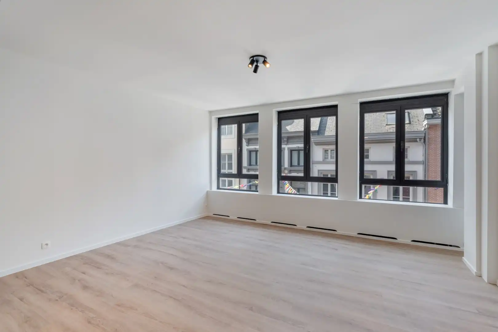 Stijlvol gerenoveerd appartement met moderne uitstraling in het centrum van Maaseik!  foto 6
