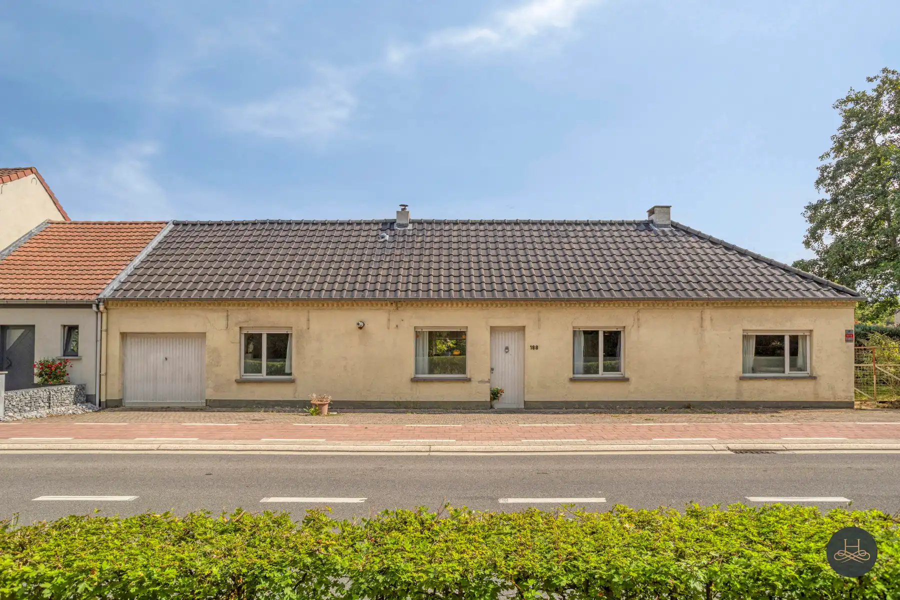 Hoofdfoto van de publicatie: Landelijke laagbouw woning met mooie tuin