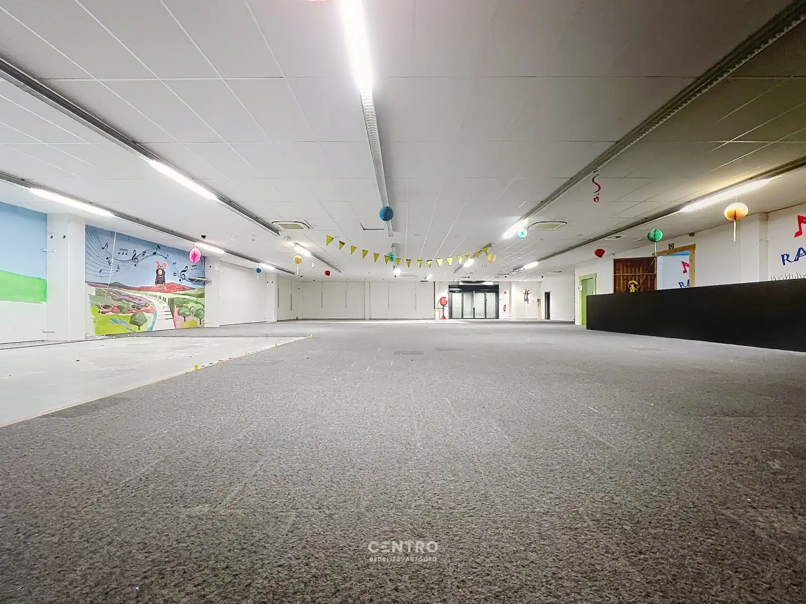 Multifunctioneel bedrijfspand (binnenrecreatie, toonzaal, winkel, opslag,...) van 782m² met 40 parkeerplaatsen op eigen terrein te Bavikhove (Harelbeke). foto 15