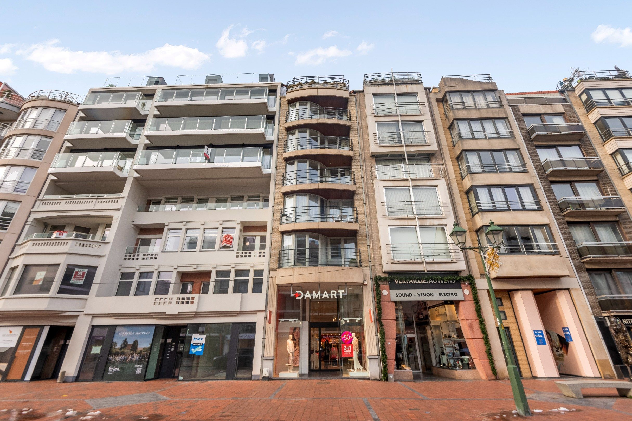 Recent en modern appartement met 2 slpk. gelegen op de belangrijkste winkelstraat van Knokke op wandelafstand van de zeedijk.  foto 17
