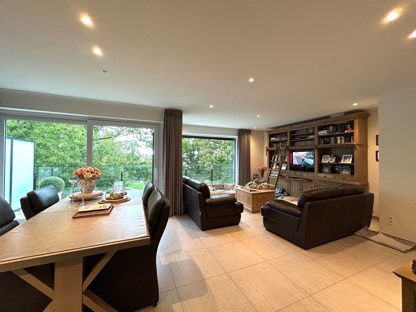 Instapklaar twee-slaapkamerappartement met zicht op stadspark te centrum Roeselare! foto 4