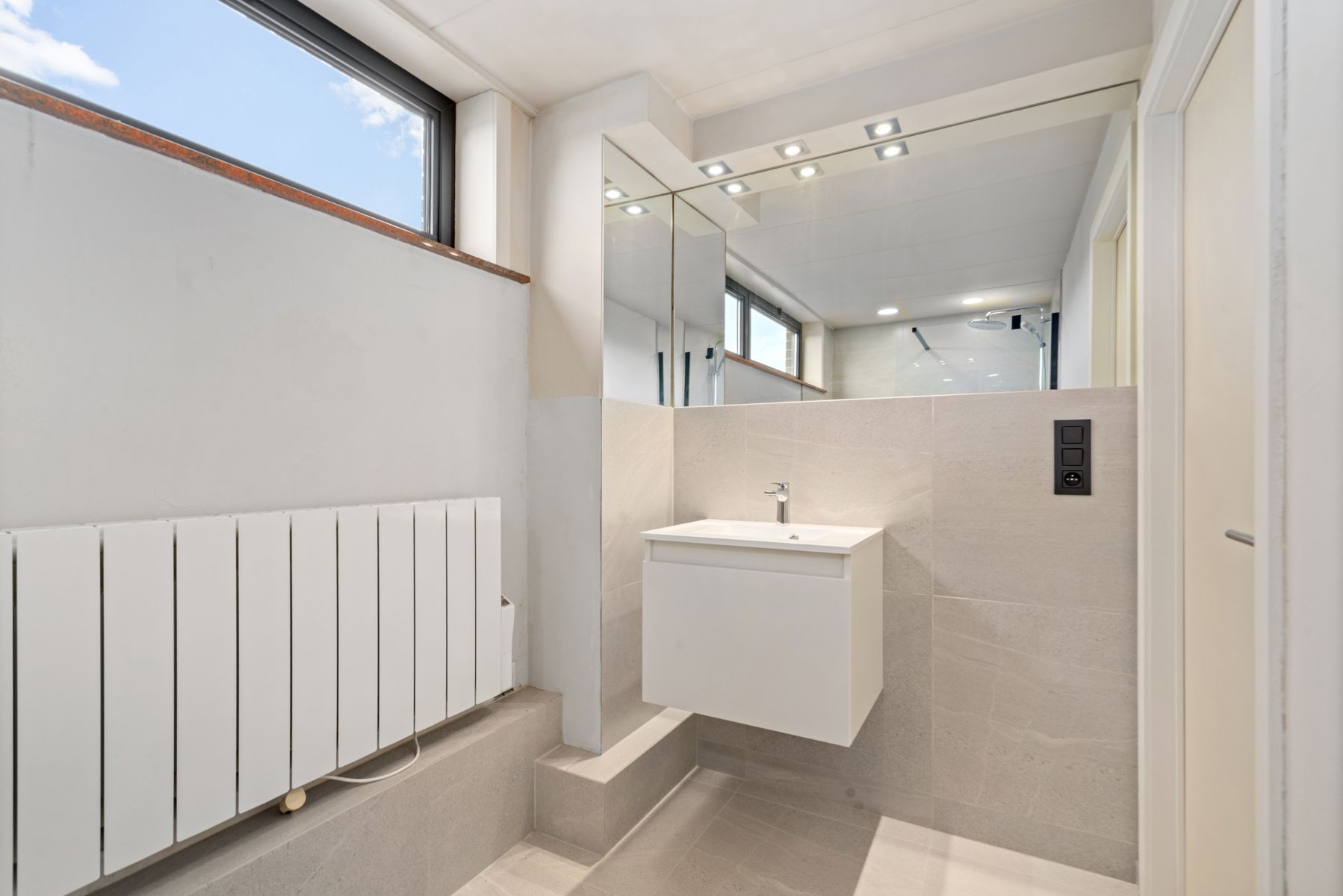 Instapklare halfopen bebouwing met drie slaapkamers! foto 10