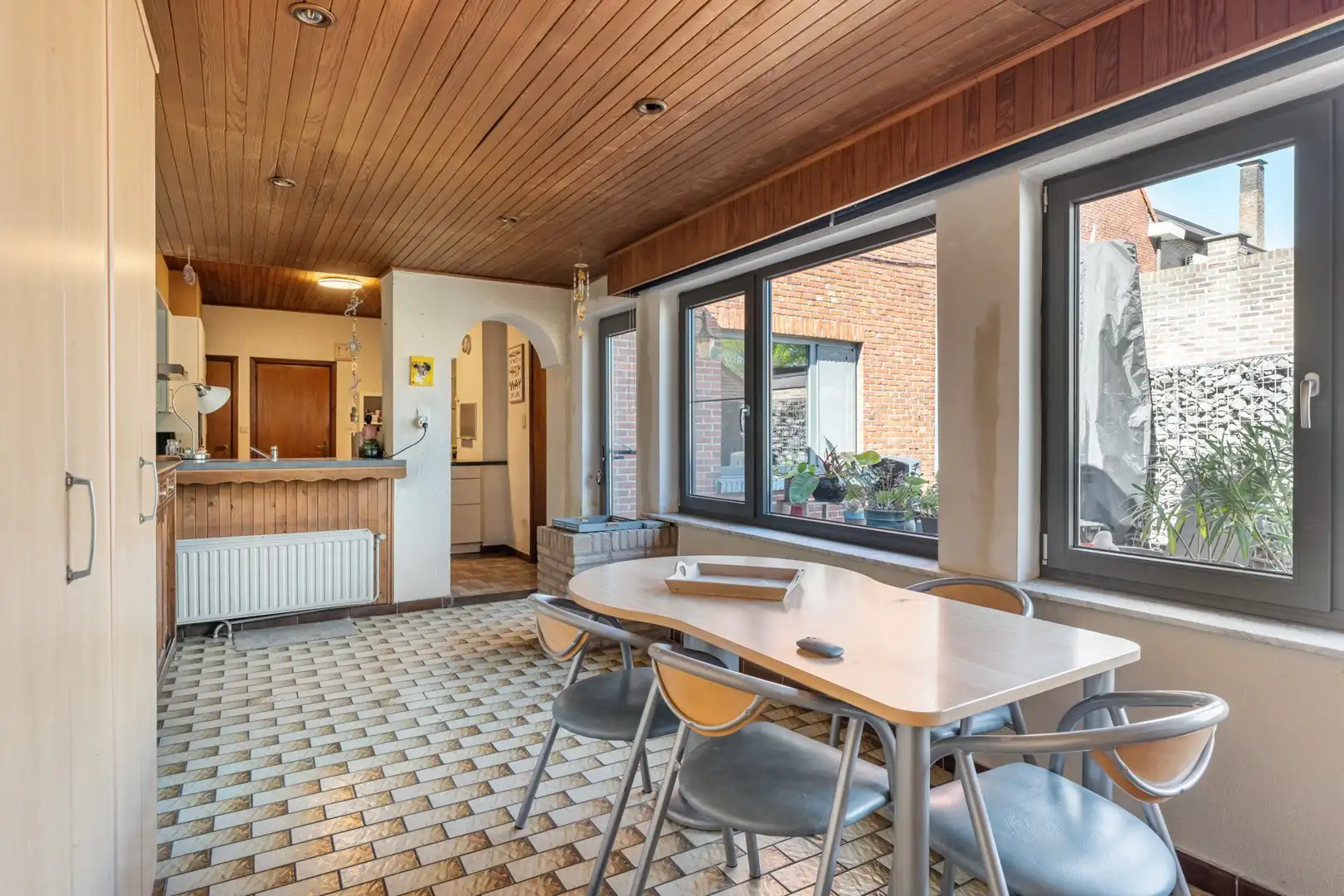 Droomt u van een woning te koop met ruimte, een groot perceel en heel wat mogelijkheden? Dan is deze halfopen bebouwing op een perceel van 10 are 14 absoluut het ontdekken waard 🏡. foto 4