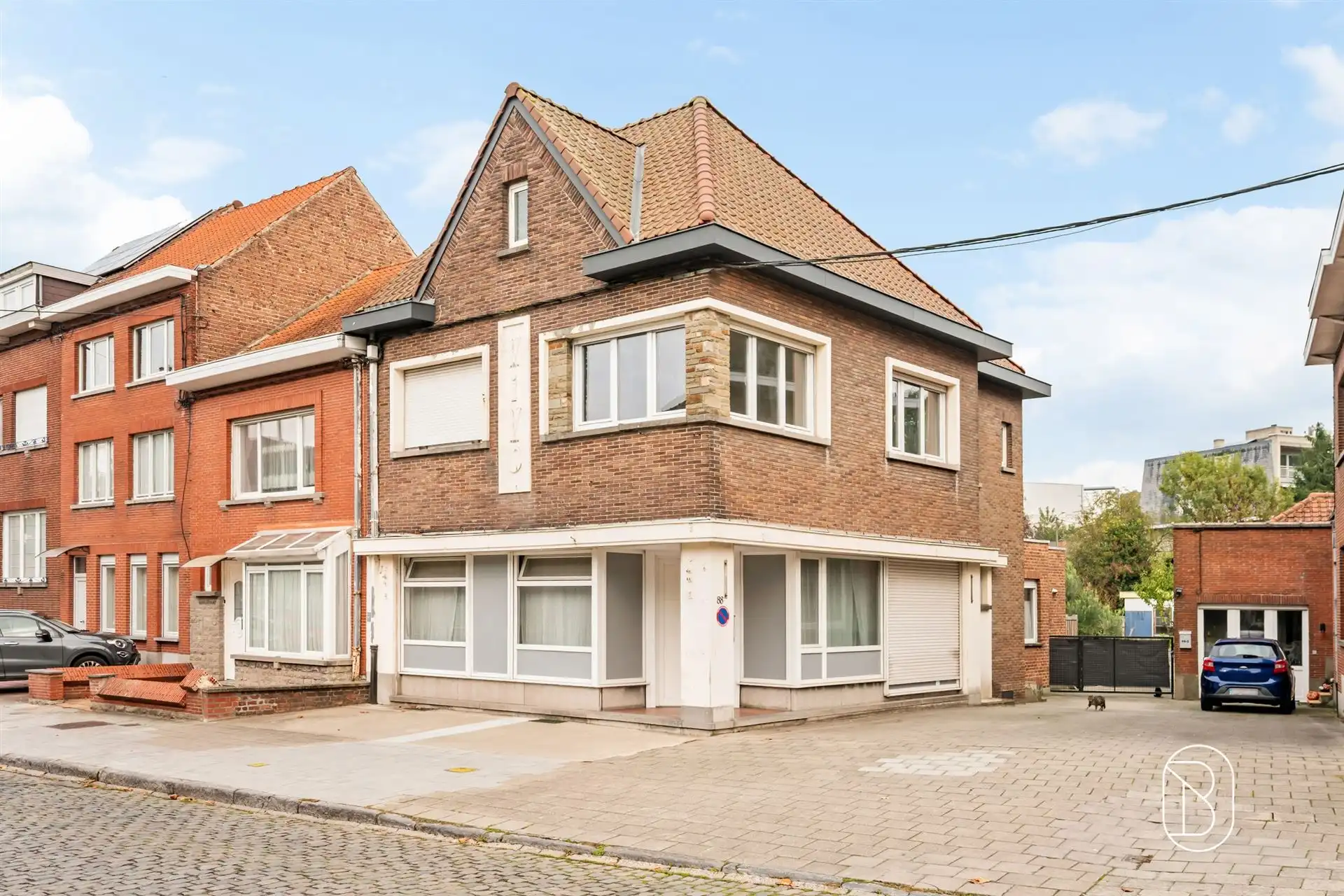 Groot huis met opslagruimte in het hart van Moeskroen foto {{pictureIndex}}