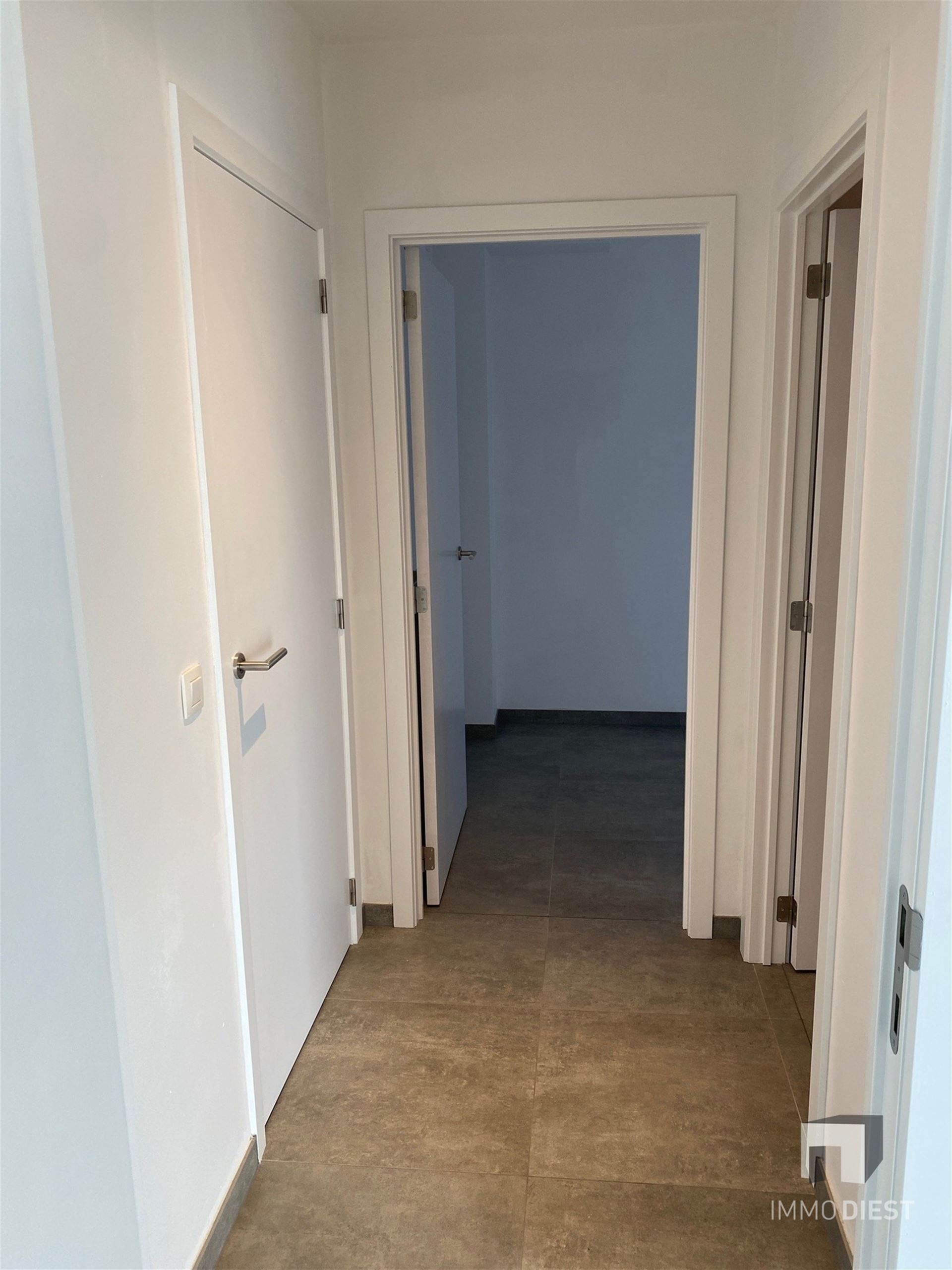 Modern gelijkvloers appartement foto 8