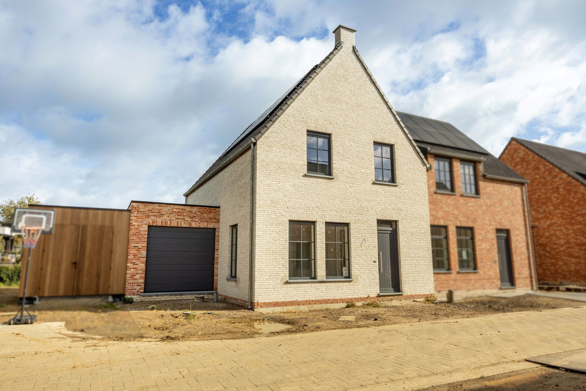 PRACHTIGE NIEUWBOUWWONING MET GARAGE foto {{pictureIndex}}