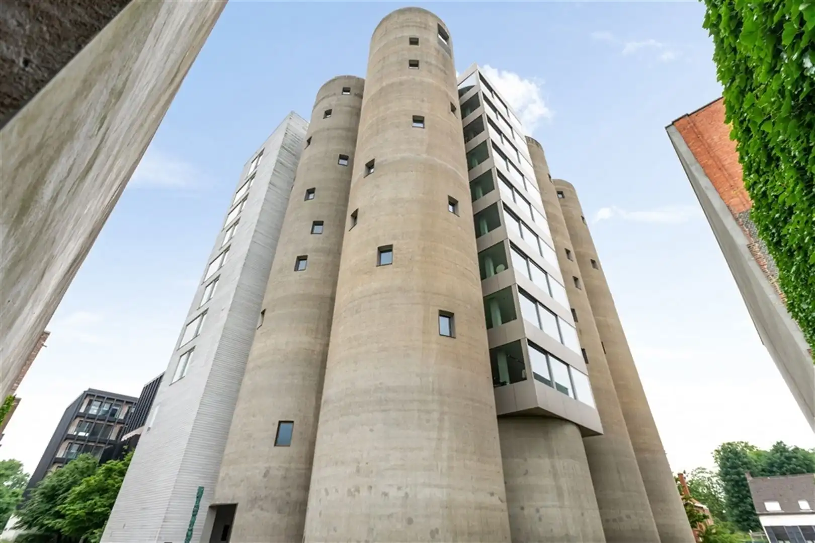 Atypisch landmarkpand te koop op de Kanaalsite van Axel Vervoordt foto {{pictureIndex}}