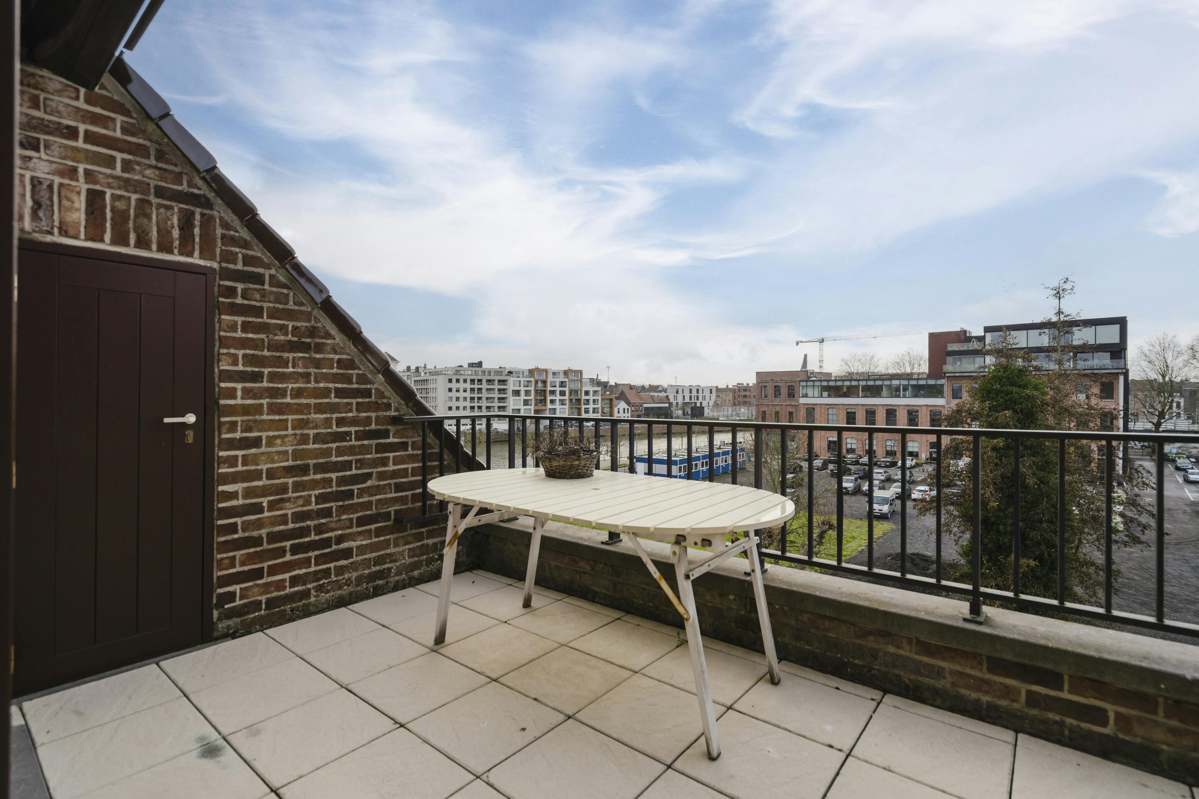 Ruim appartement met 3 slaapkamers en zicht op de Leie te koop in Kortrijk! foto 4