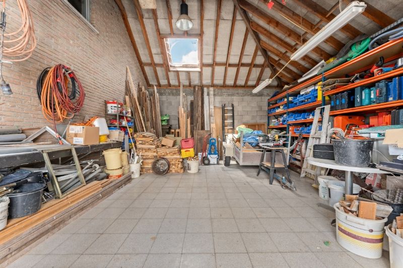 Hooglede. Zeer verzorgde gelijkvloerse villa met 3-4 slaapkamers, dubbele garage en kleine bergloods. Uiterst rustig gelegen overal dichtbij op een prachtige locatie! Ideaal voor bewoners met  extra bergruimte. foto 21