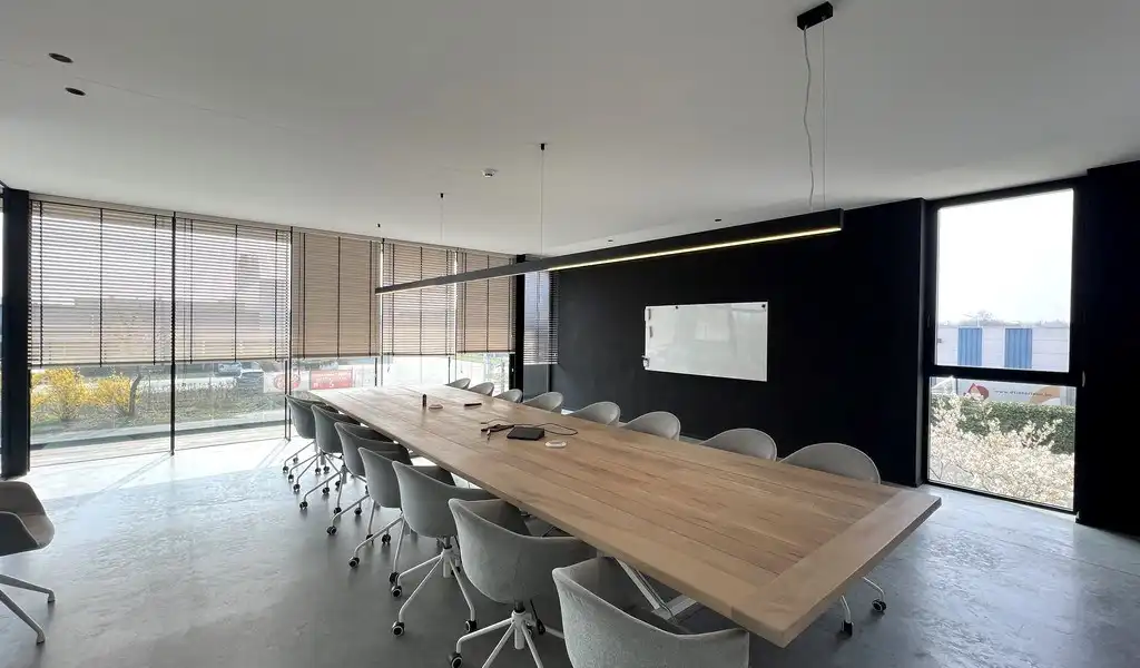 Recent bedrijfsgebouw met prachtige kantoren te huur in Lokeren foto 4
