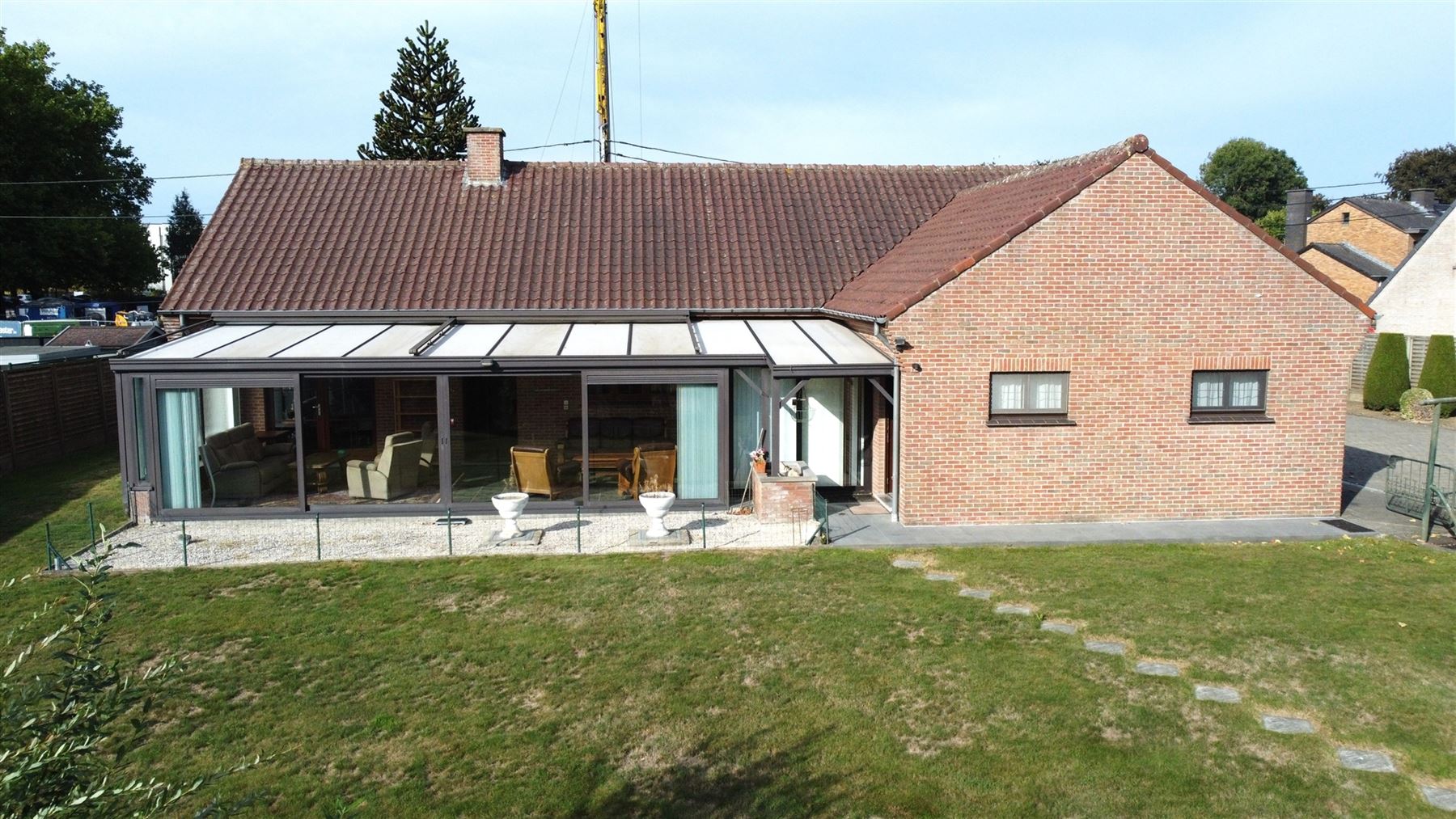 Ruime woning met drie slaapkamer en grote veranda foto 2