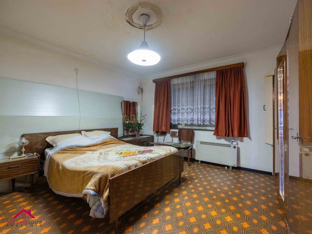 Vrijstaande woning, te renoveren naar eigen smaak en wensen foto 24