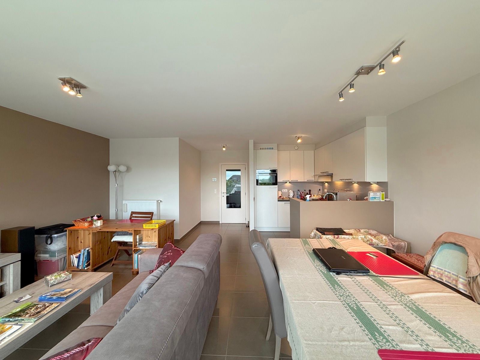 Instapklaar appartement met 2 slaapkamers en terras foto 4