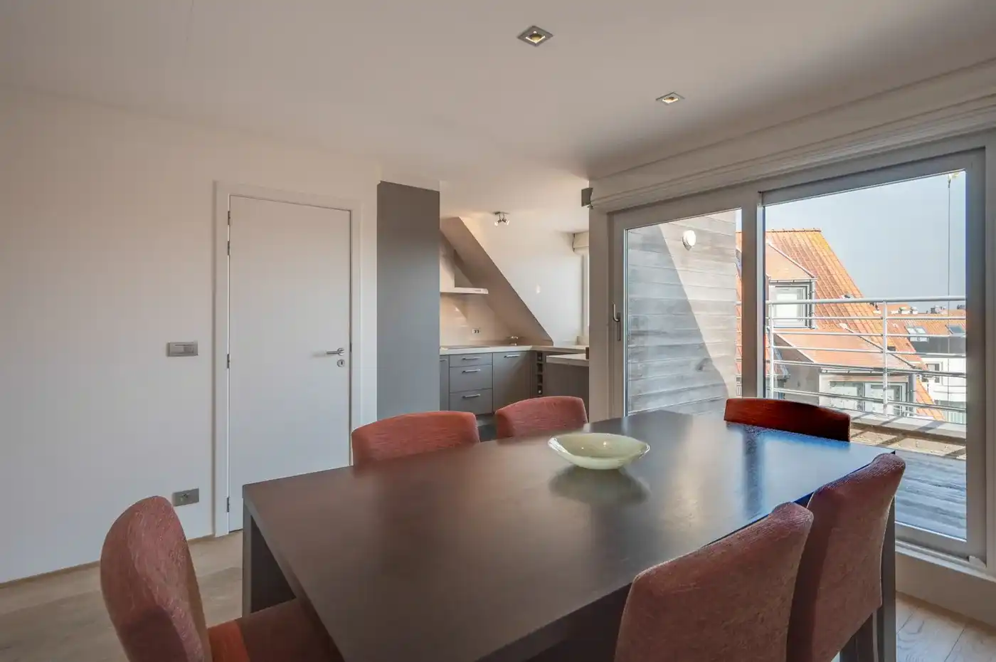 Lichtrijk en ruim duplexappartement met 2 grote zonneterrassen op een zucht van de Zeedijk  foto 8