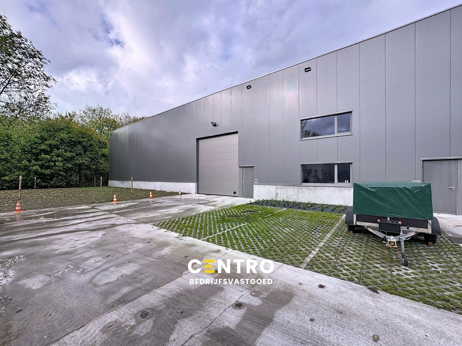 NB MAGAZIJN (456m²) met elektrische sectionaalpoort en sanitair blok te huur op industriezone "Herdersbrug" te 8000 Brugge foto {{pictureIndex}}