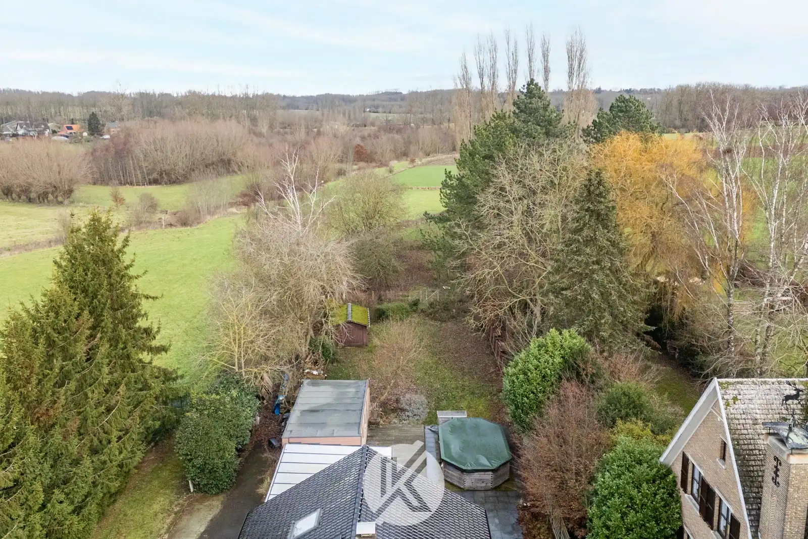 Ruime woning met uitzicht op omliggend landschap foto 27