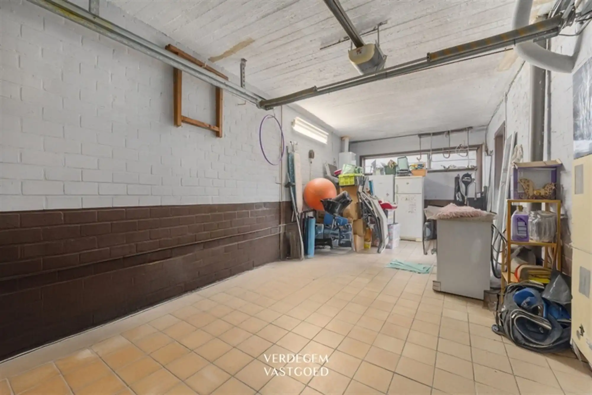 Ruime woning met 5 slaapkamers, zuidwestgerichte tuin en inpandige garage met oprit in een rustige straat foto 9