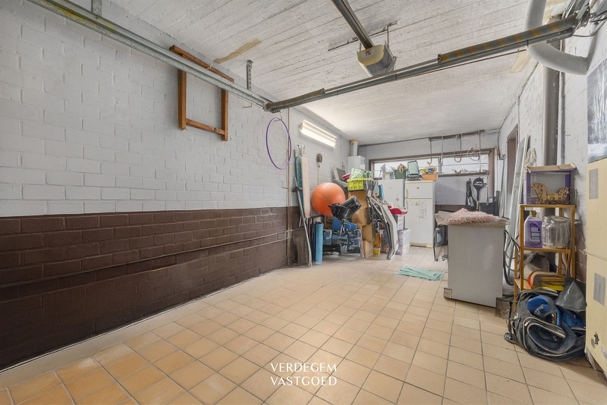 Ruime woning met 5 slaapkamers, zuidwestgerichte tuin en inpandige garage met oprit in een rustige straat foto 9