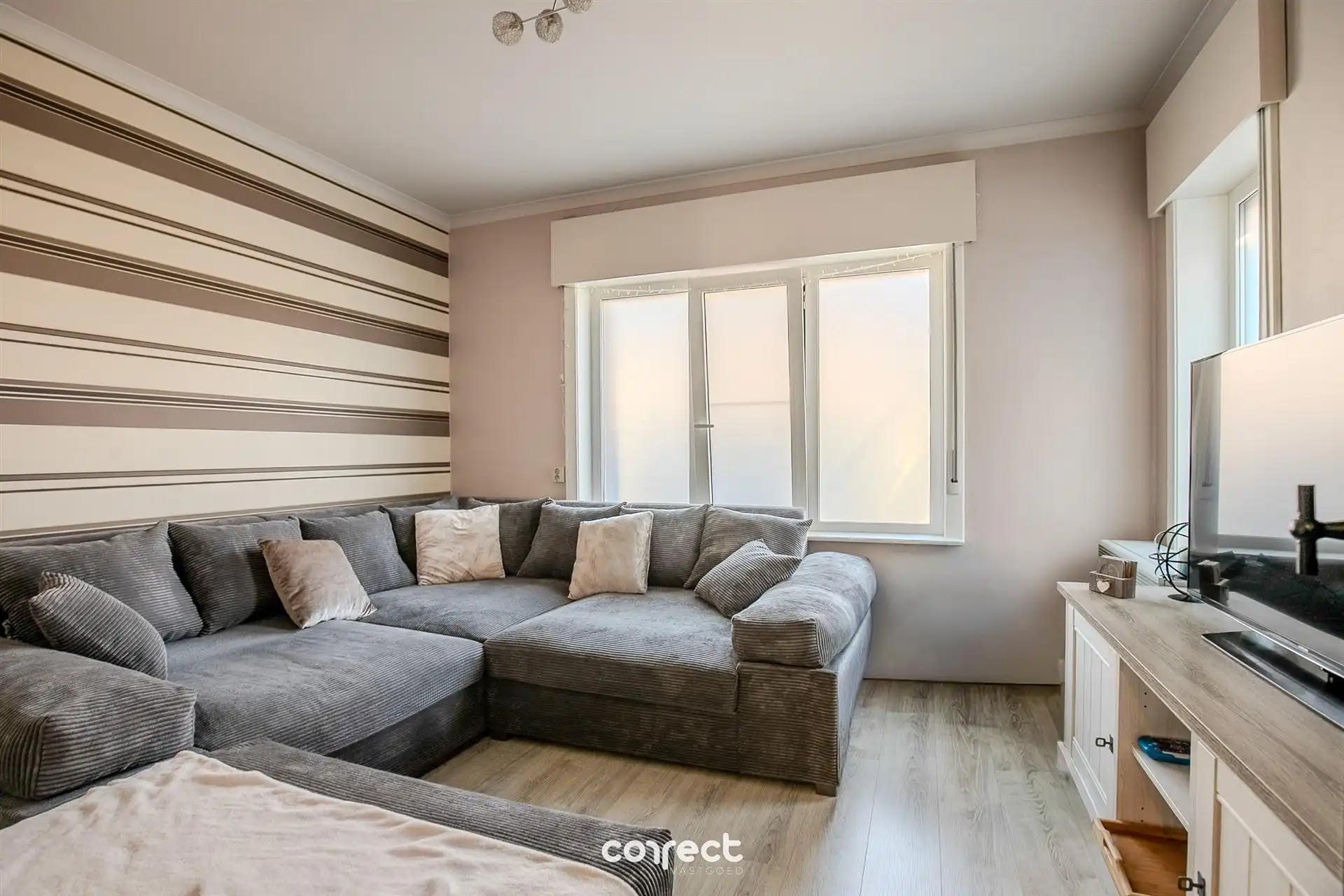 Halfopen bebouwing met oprit, garage, tuin en 3 slaapkamers. foto 4