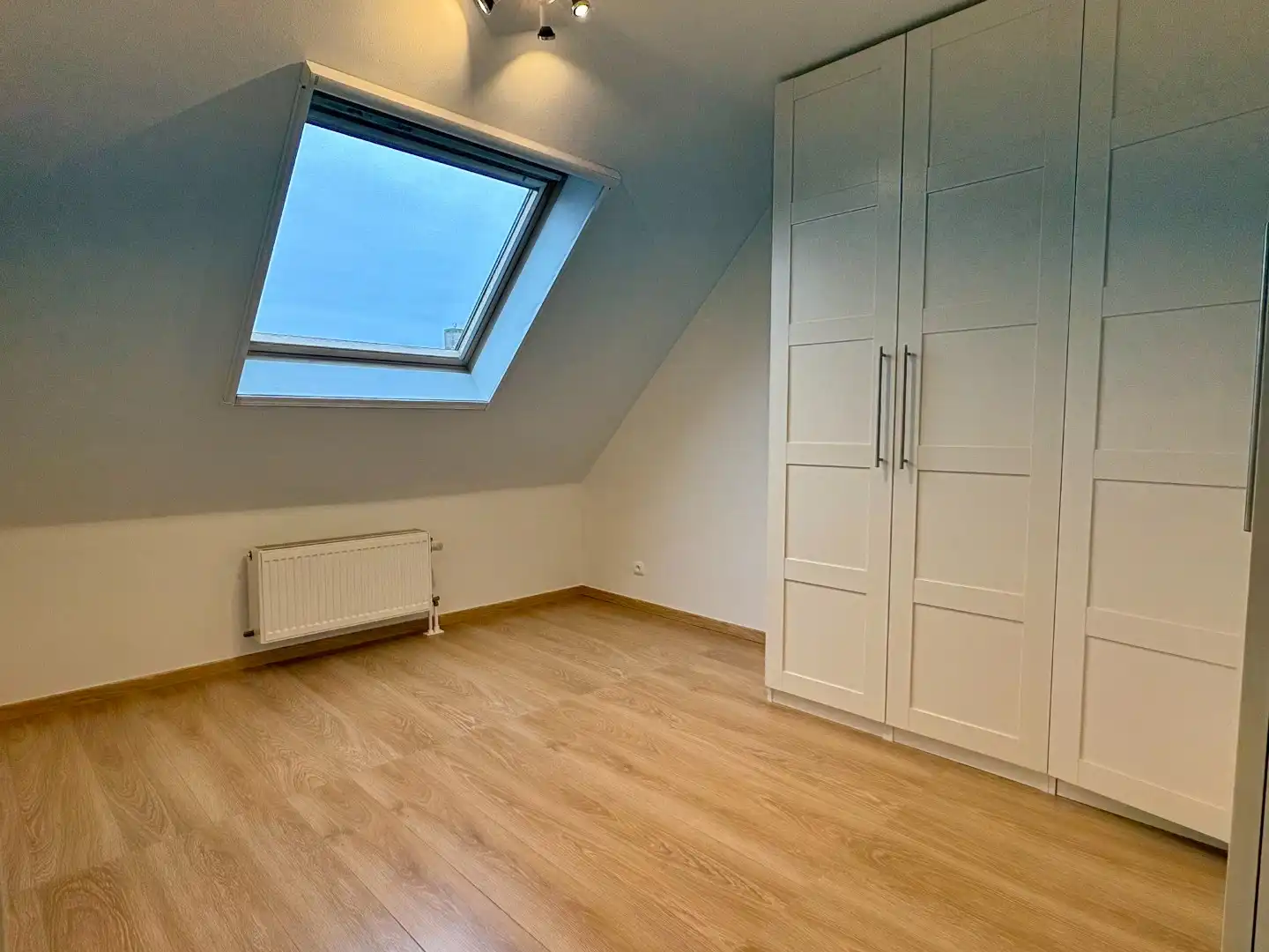 Recentbouw op uiterst rustige ligging met 3 slks, inpandige garage en grote oprit. foto 5