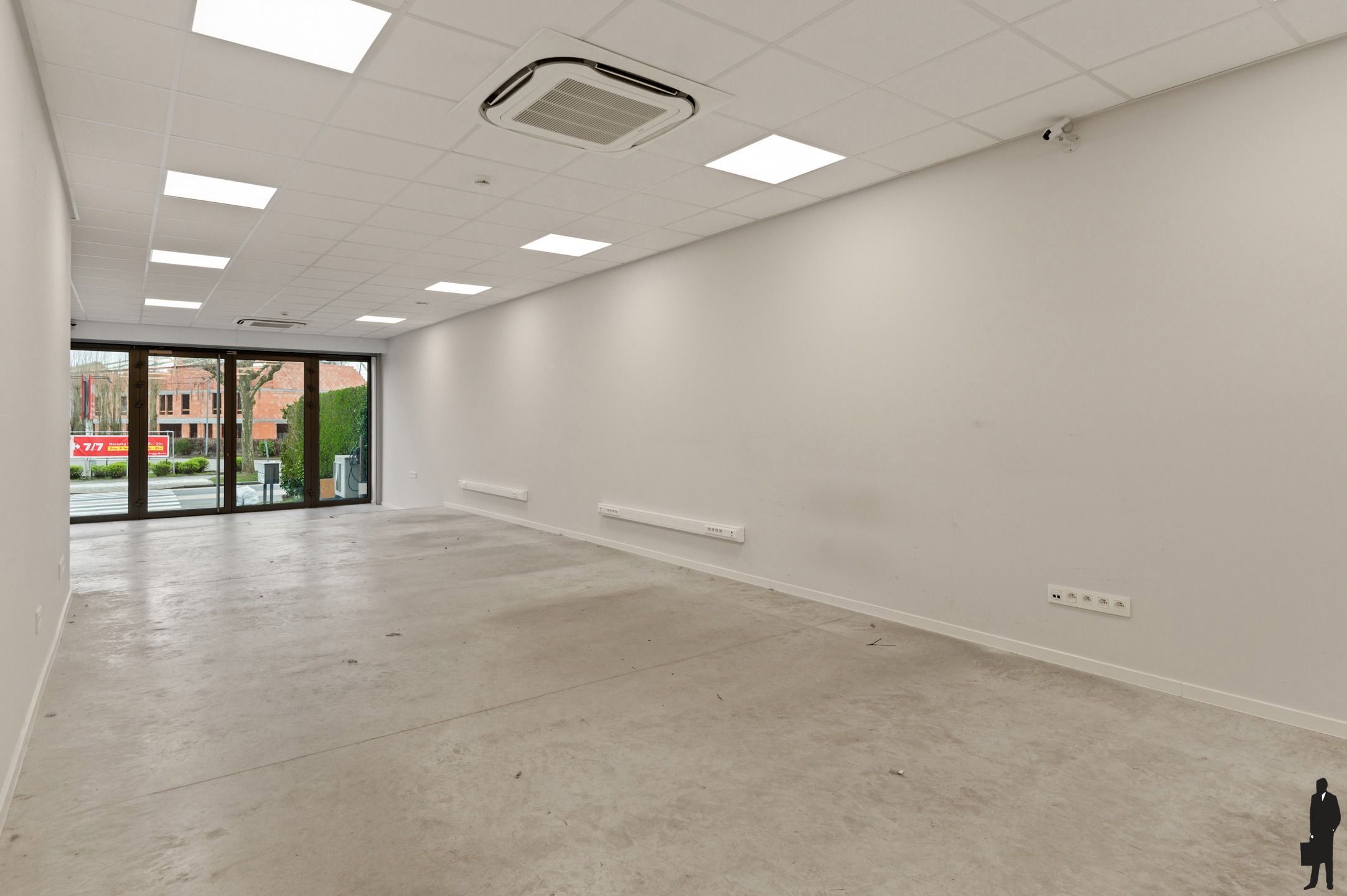 Recent handelspand (ca. 120m²) met 2 autostaanplaatsen foto 4