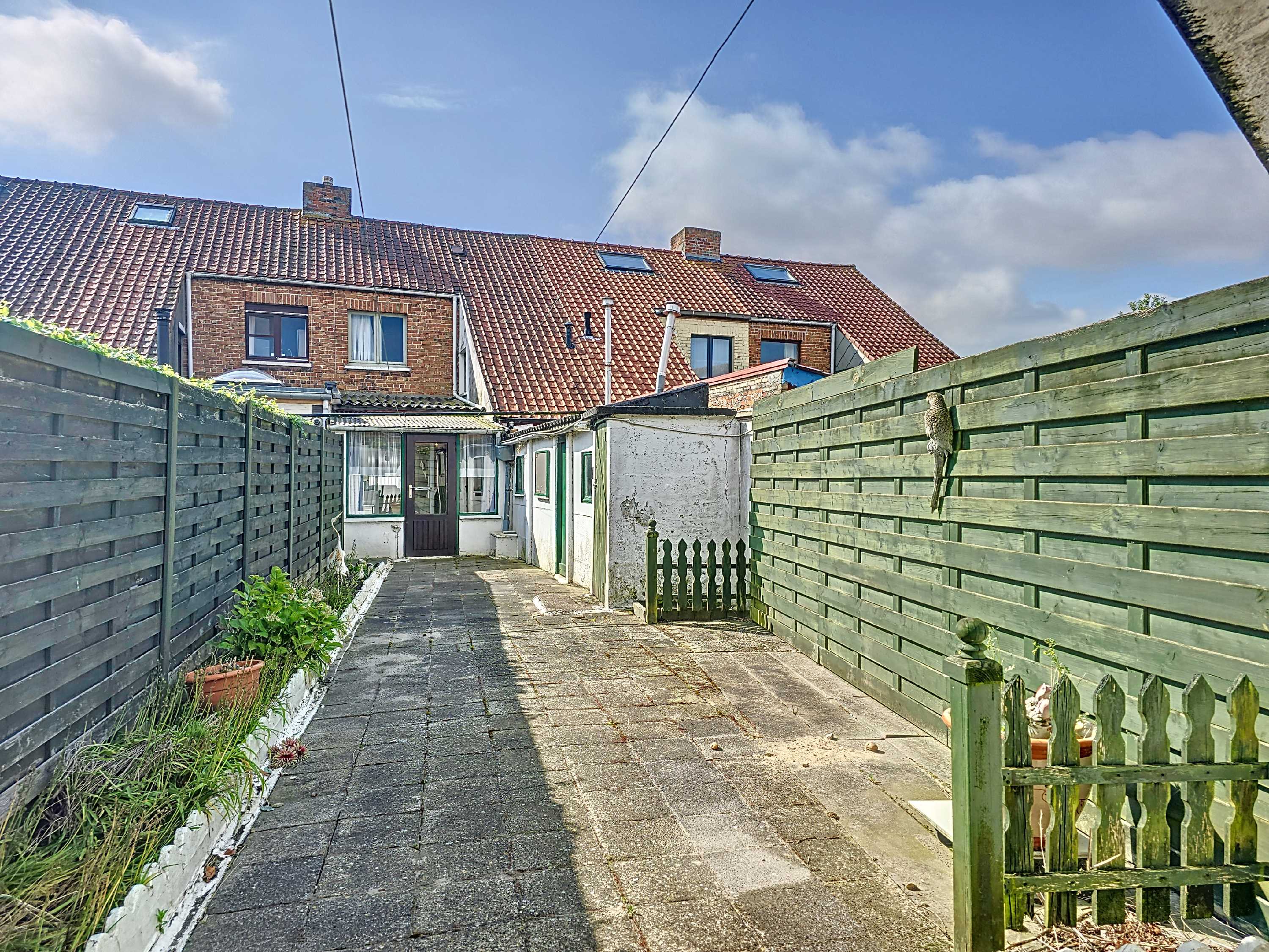 Op te knappen stadswoning met tuin te Nieuwpoort foto {{pictureIndex}}