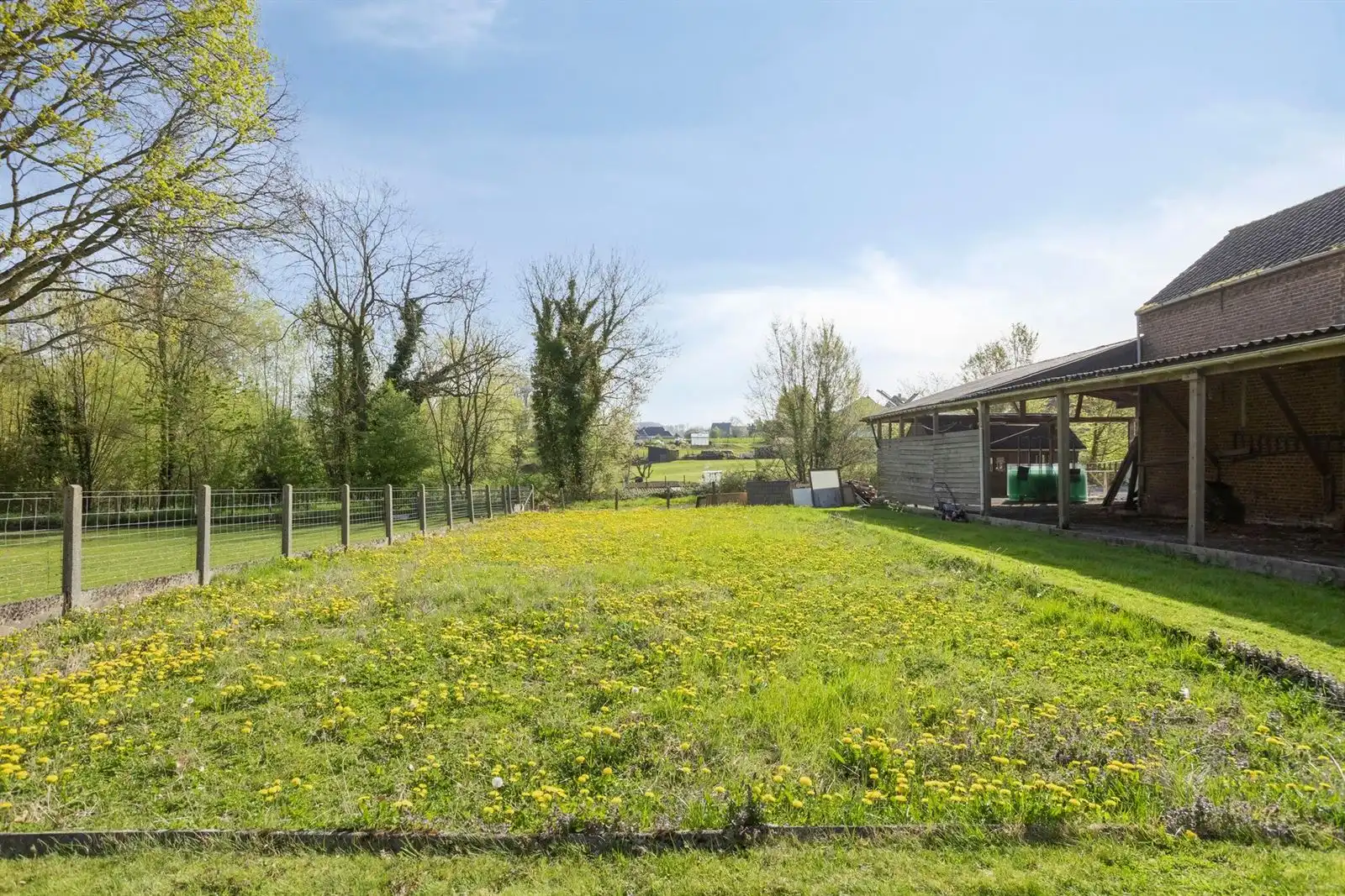 Woonhuis met tuin en grote schuren foto 30