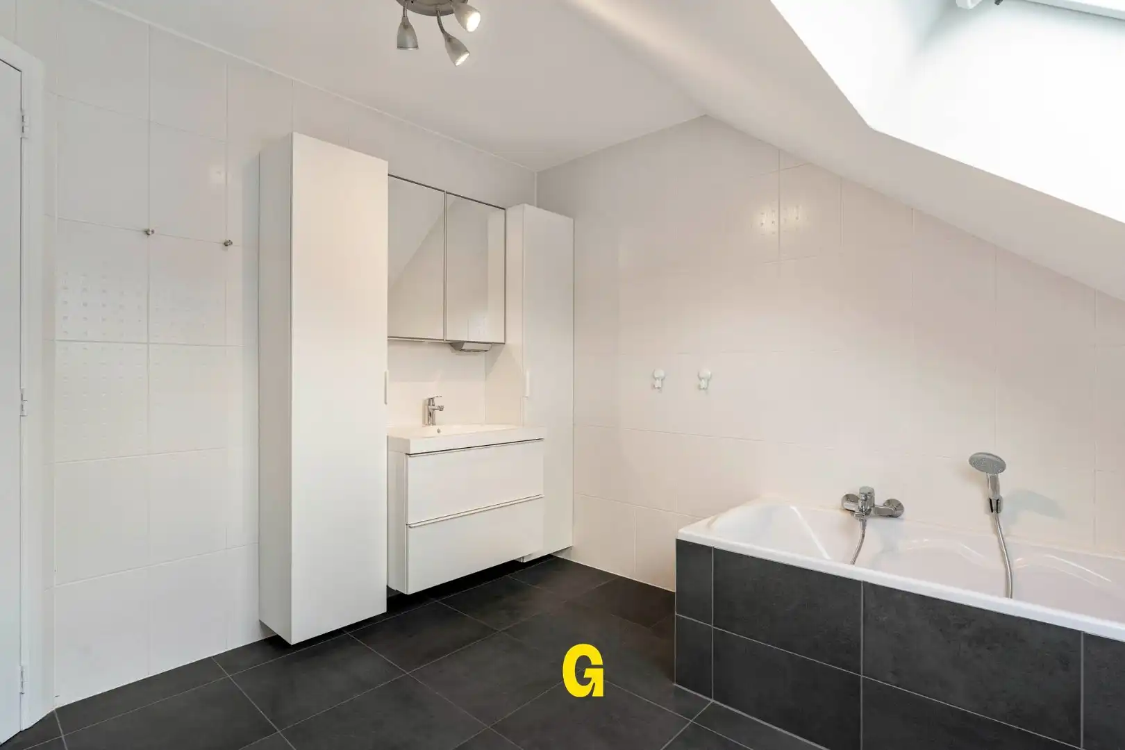 *** VERKOCHT *** Aangenaam duplexappartement met drie slaapkamers, autostandplaats en kelderberging foto 21