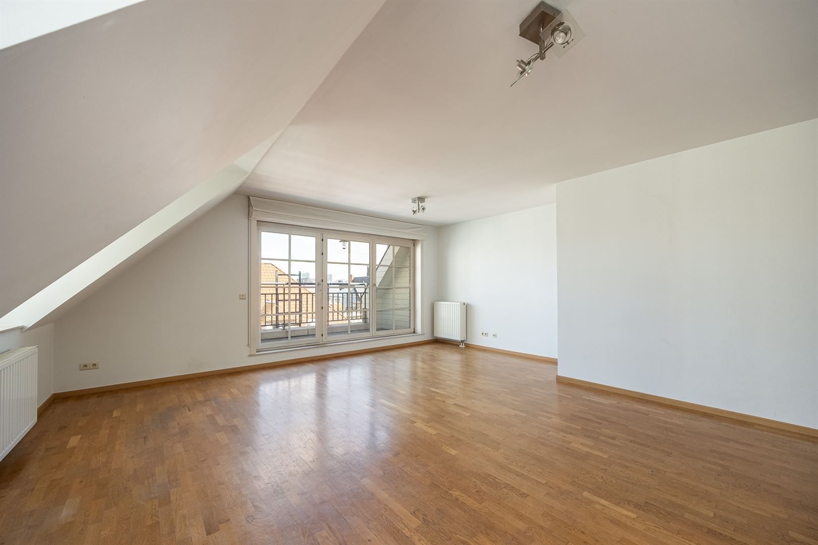 Ruim, lichtrijk appartement met terras en wijds, open zicht. foto 4