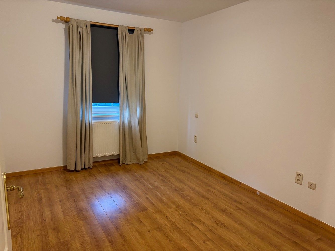 Ruim en goed onderhouden gelijkvloers appartement (ca 112m²) voorzien van 2 slk, 2 parkings en tuintje met terras. foto 6