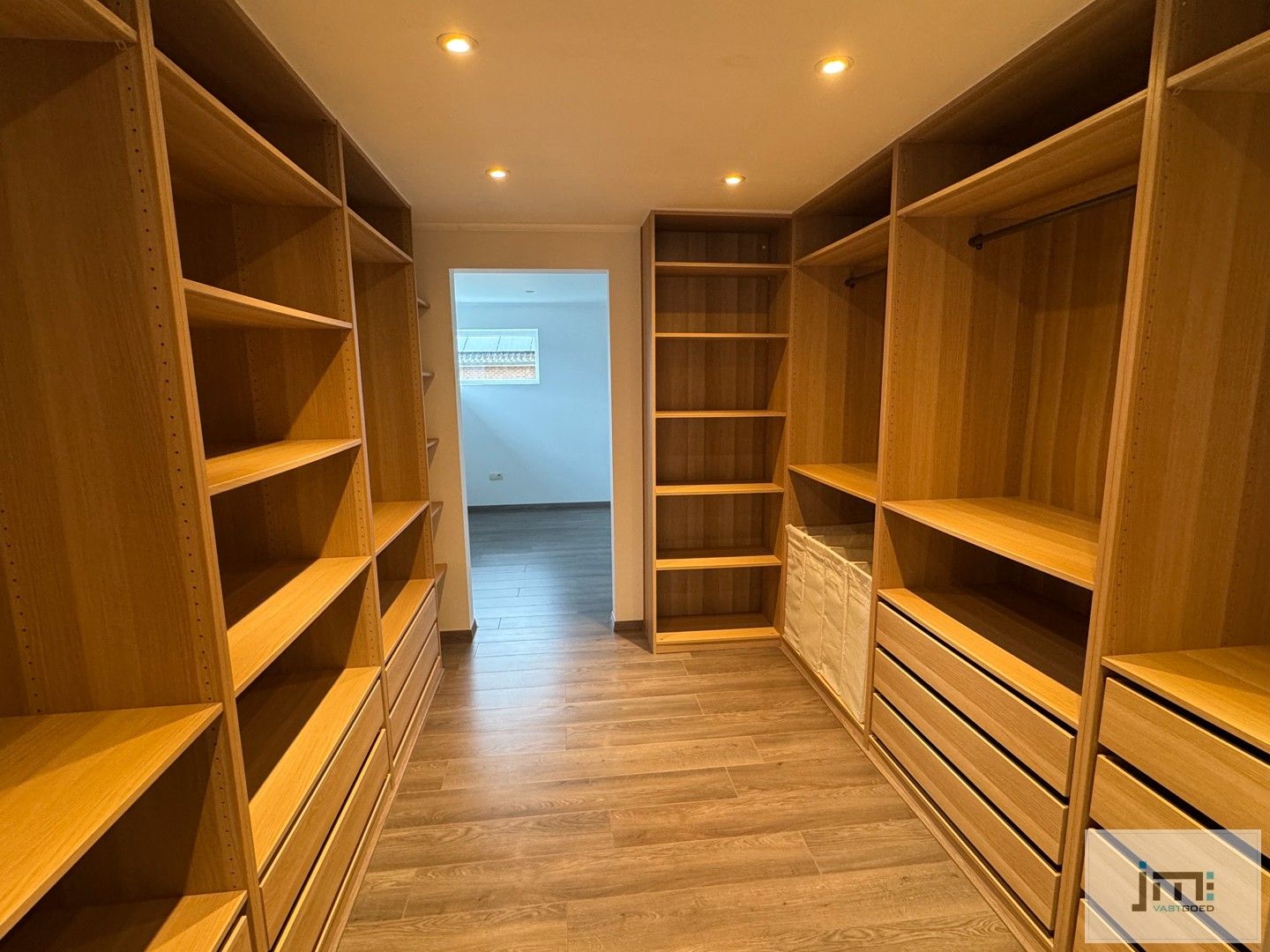 Ruime moderne woning met grote kelder foto 11