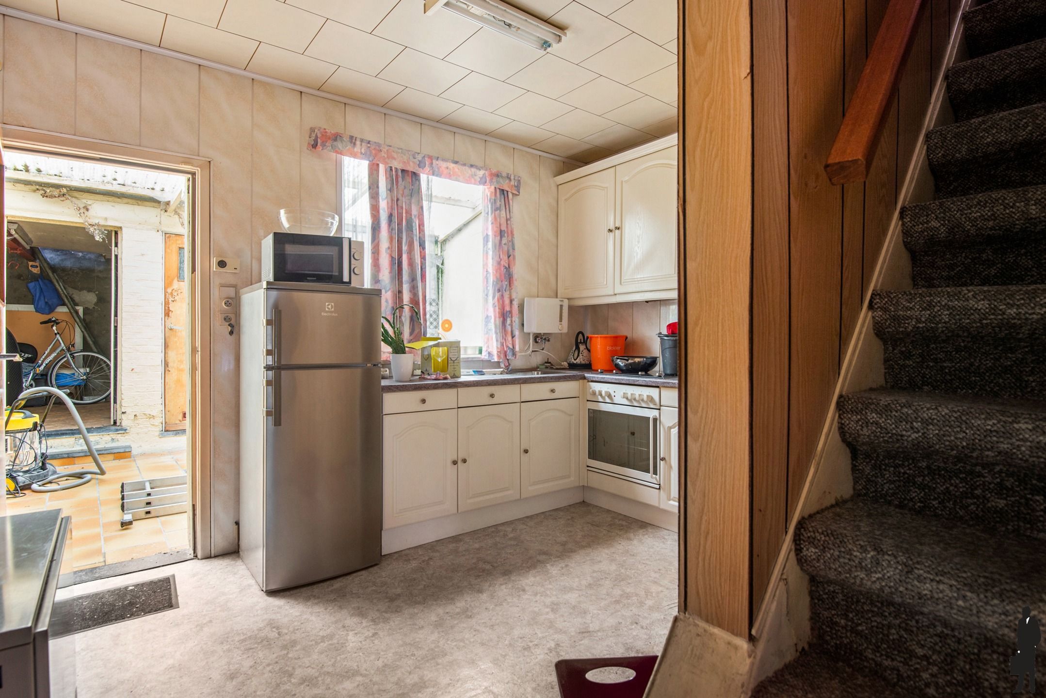 Te renoveren woning pal in het centrum van Hemiksem foto 12