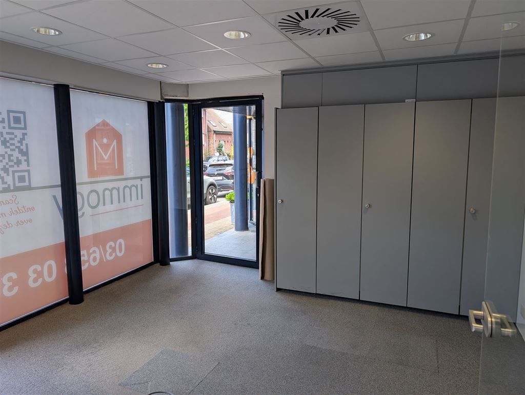 Handelsruimte op een bijzonder commerciële locatie in centrum 's-Gravenwezel foto 3