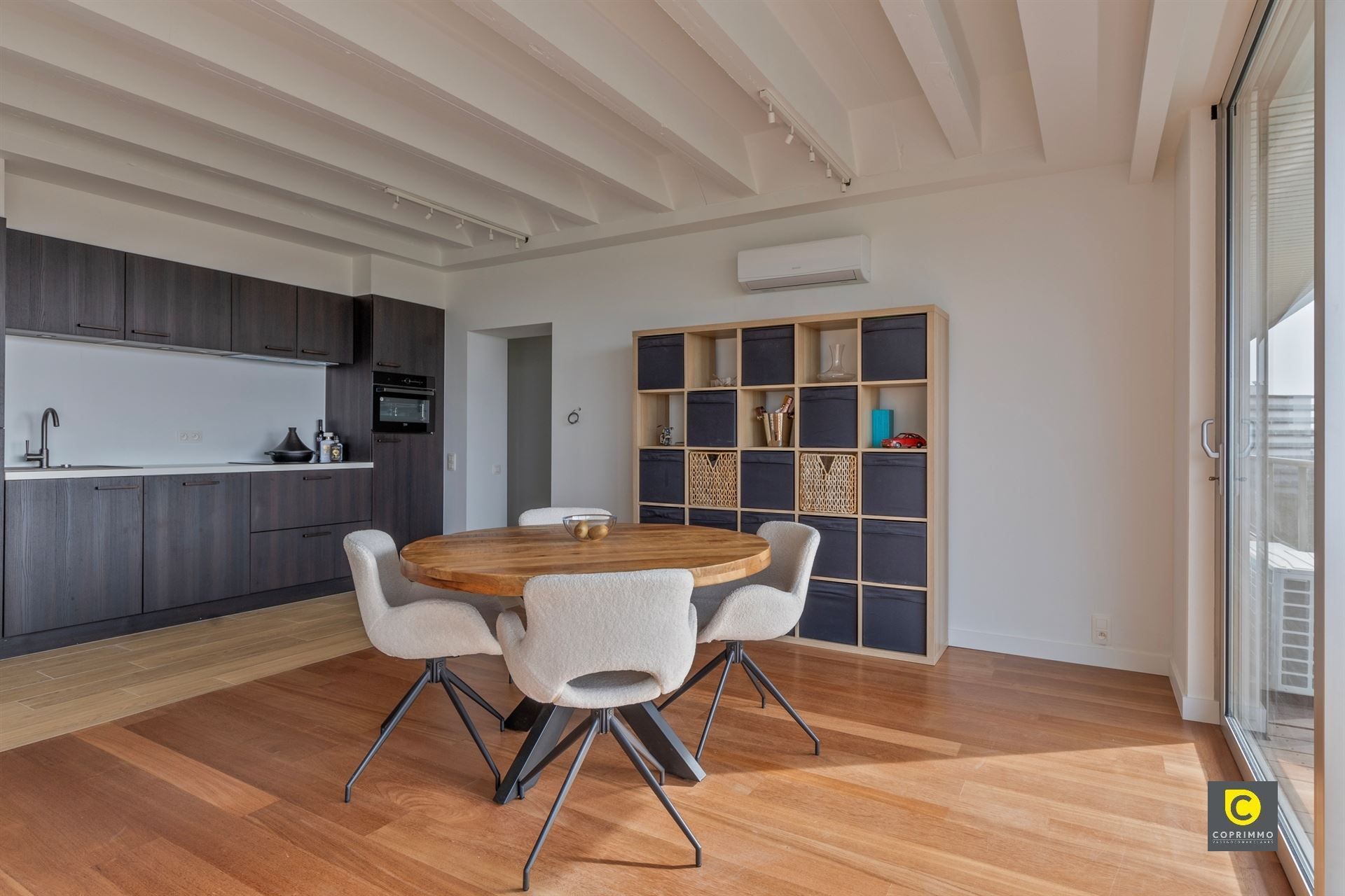 IN OPTIE! Prachtig gerenoveerd 2 slpk app met airco & ZW-terras! foto 3