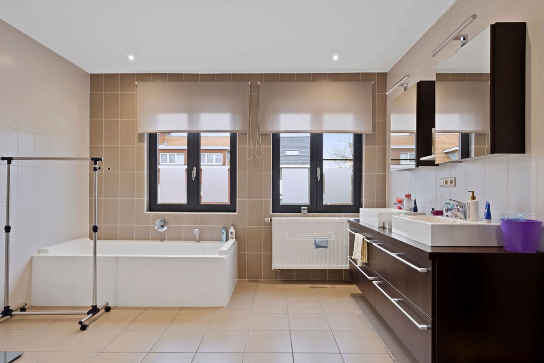 Gezinswoning met potentieel voor extra kamers en badkamer! foto 17