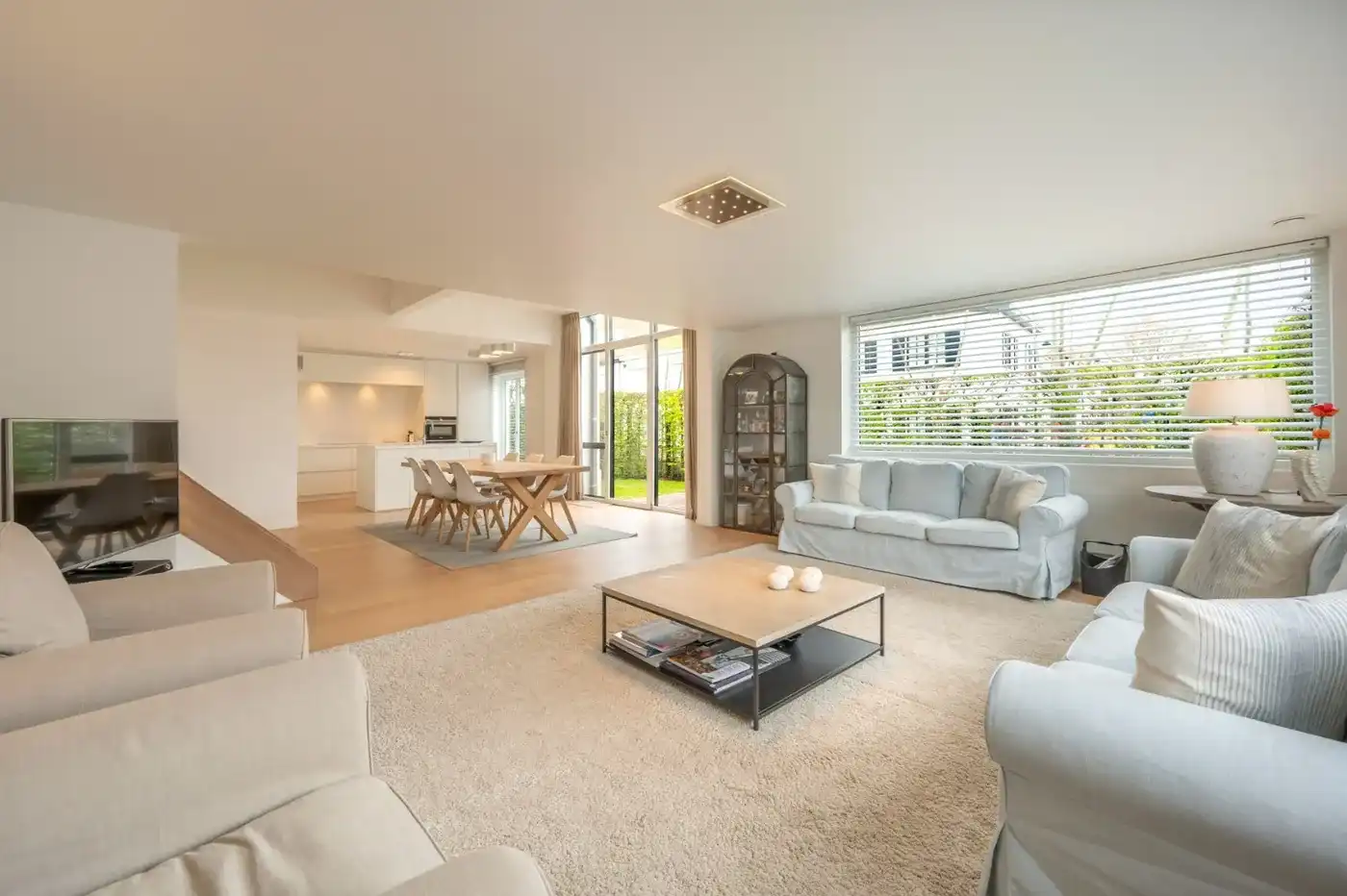 Instapklare woning met 5 slaapkamers aan de Oosthoek. foto 2