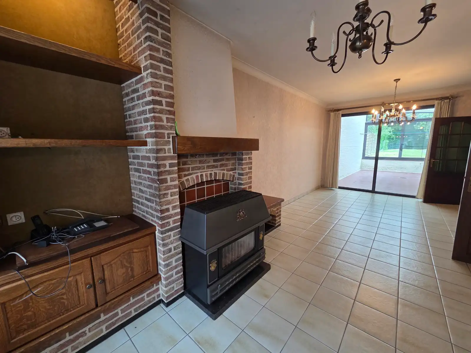 Goedgelegen woning met garage en mooie tuin foto 6