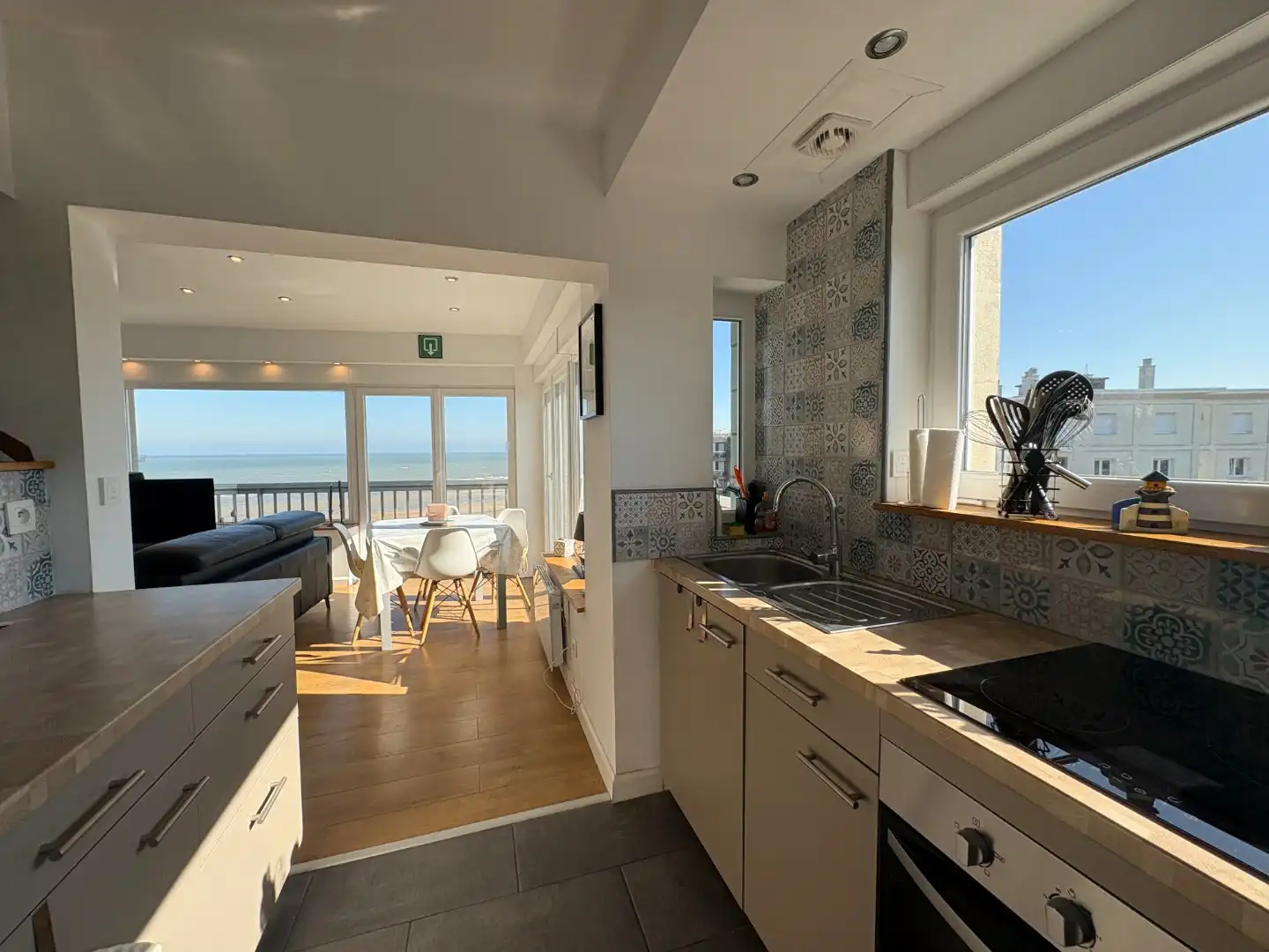 Stijlvol vernieuwd hoekappartement op de 6e verdieping met fenomenaal zeezicht foto 4