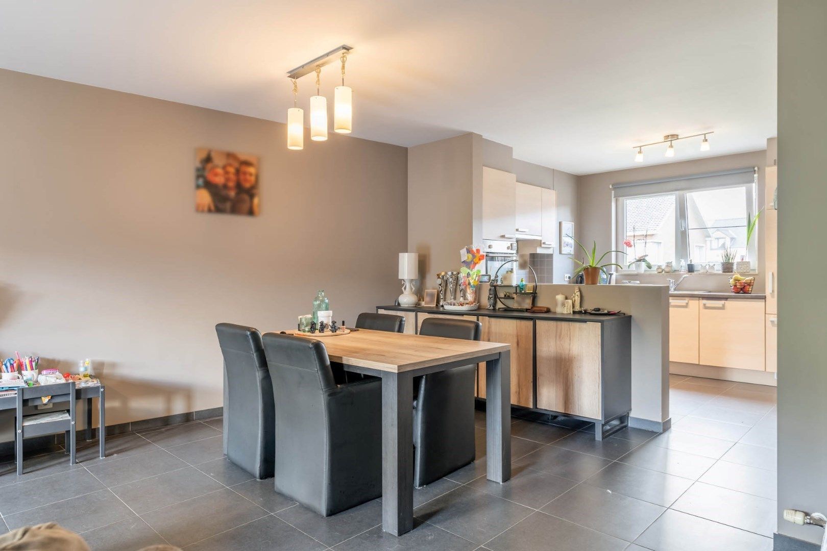 - IN OPTIE - Ruim en degelijk duplexappartement met drie slaapkamers, terras en autostandplaats in de dorpskern van Beverst foto 11