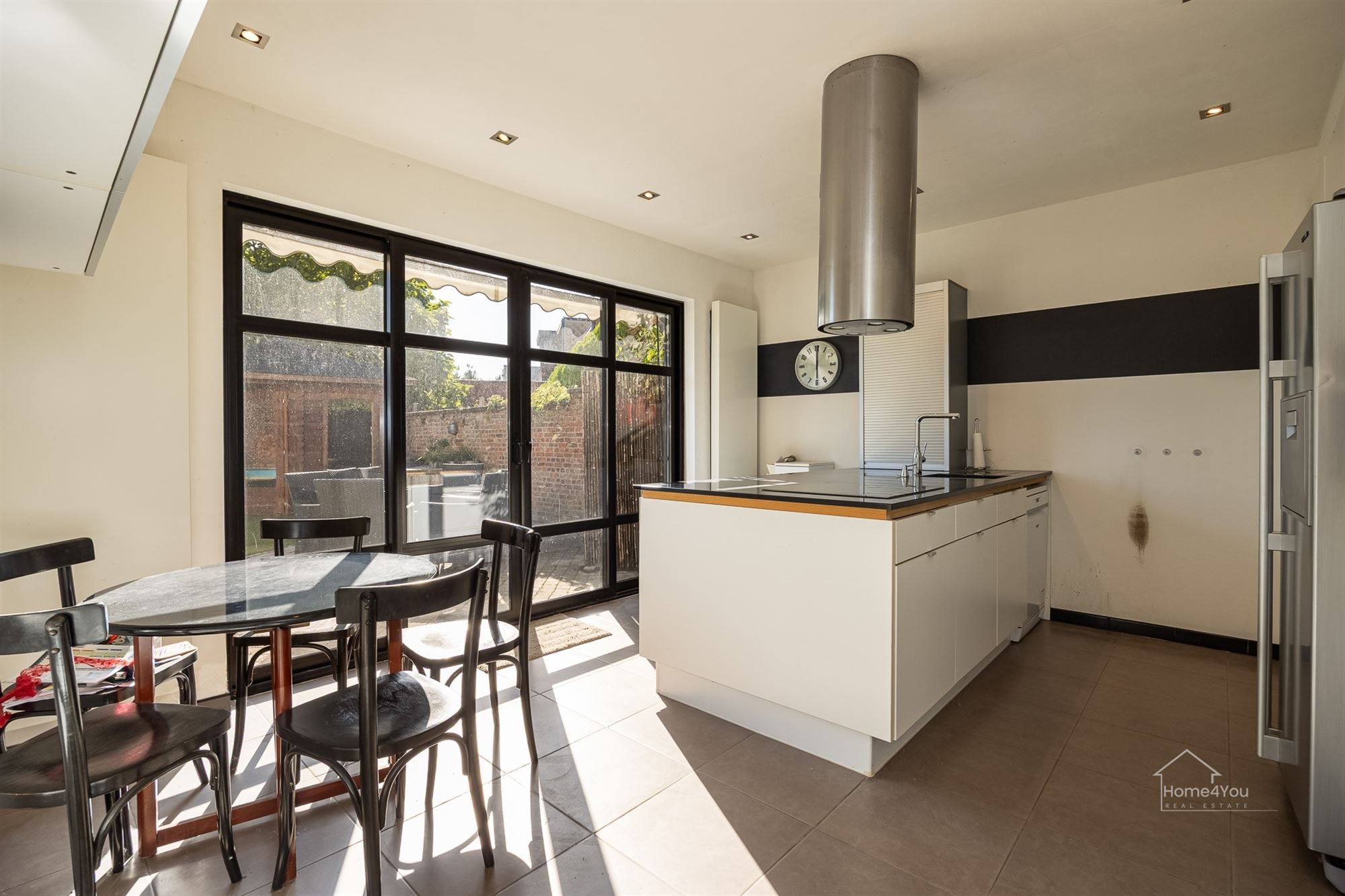 Zeer ruim herenhuis met zwembad foto 5