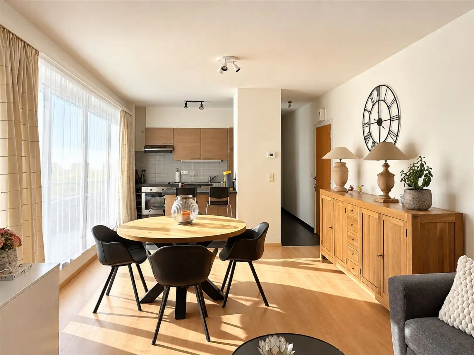 Centraal gelegen appartement met ruim terras en 2 slaapkamers foto {{pictureIndex}}
