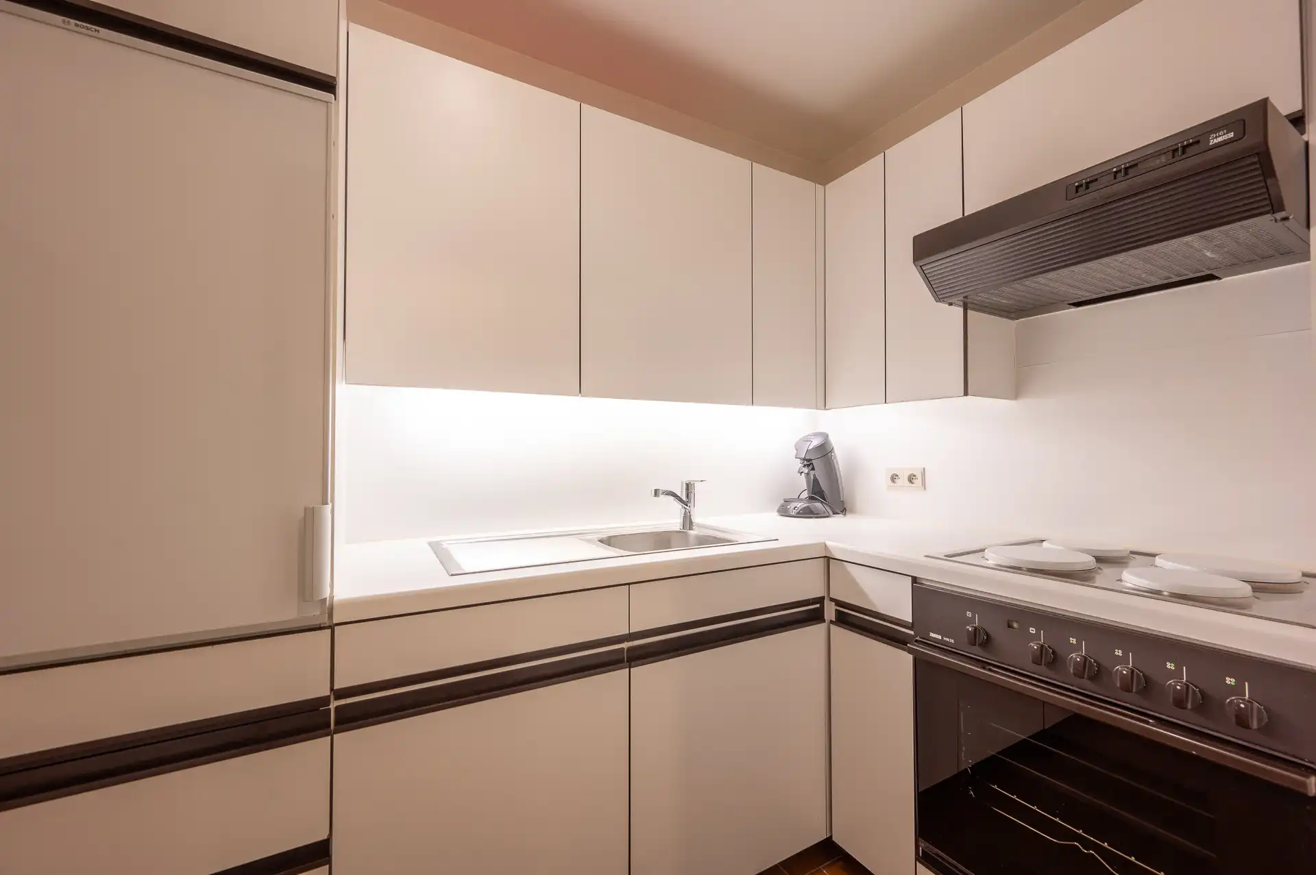 Gemeubeld: Gezellige ruime studio in een zijstraat van de zeedijk! foto 5