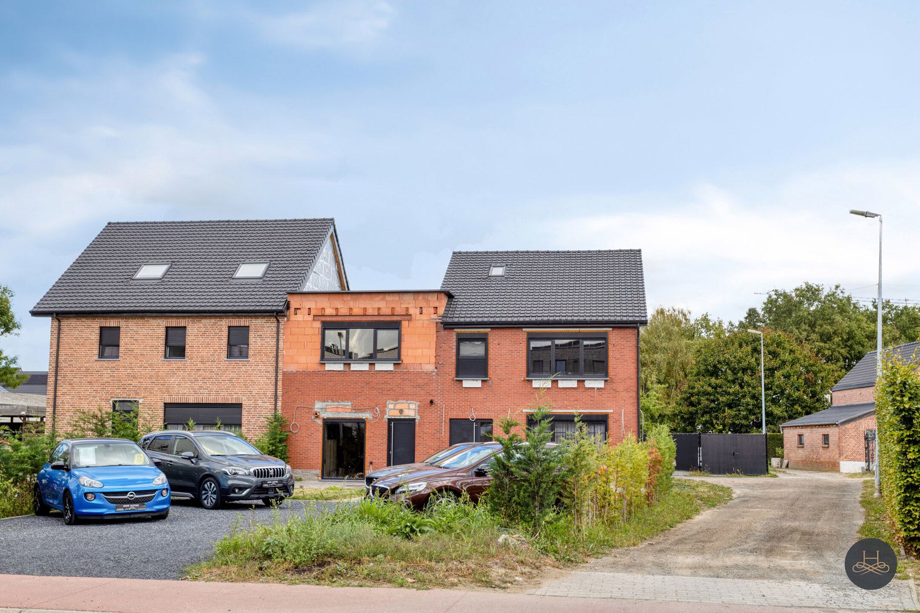 Ruime halfopen bebouwing met 5 à 6 slaapkamers en parkings foto {{pictureIndex}}