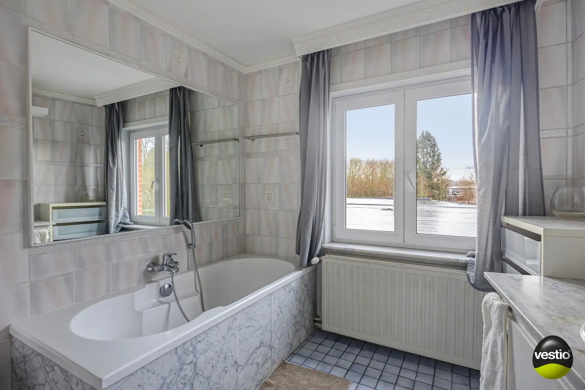 Handelshuis met absolute topligging en verhuurd bovenliggend appartement in hartje Alken. foto 18