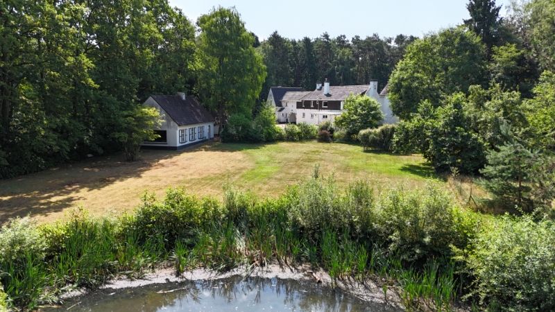 Kasteelvilla met bijgebouw op uniek domein 1 hectare 71 are met grote vijver foto 7