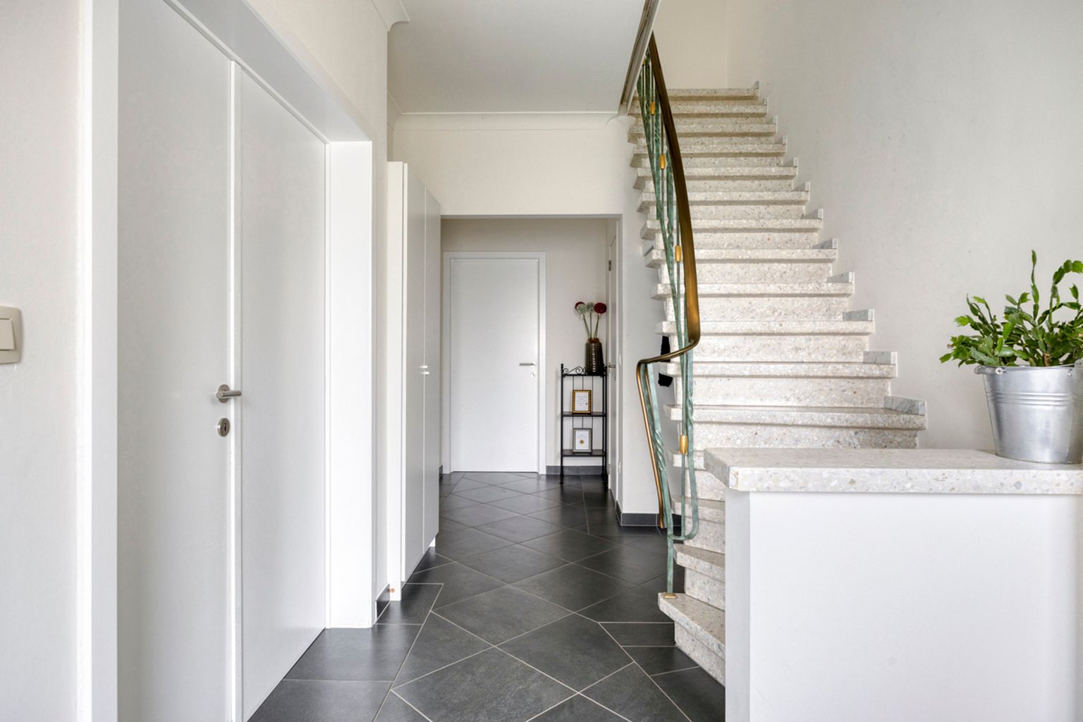 Ruime en gerenoveerde 3-gevelwoning met 4 slaapkamers foto 2