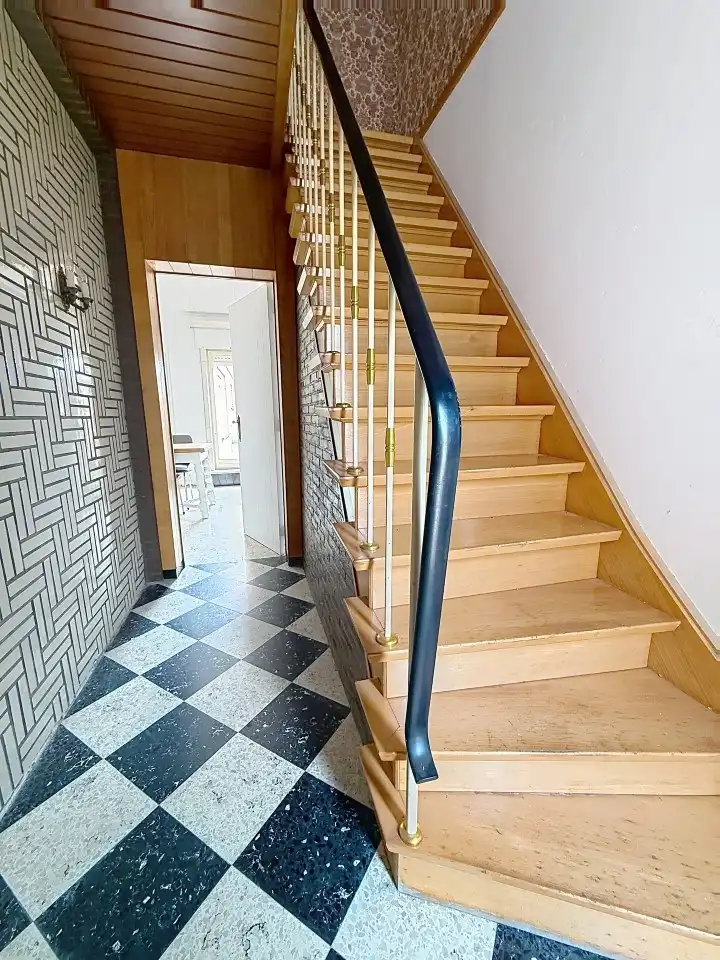 Centraal gelegen te renoveren ruime woning foto 9