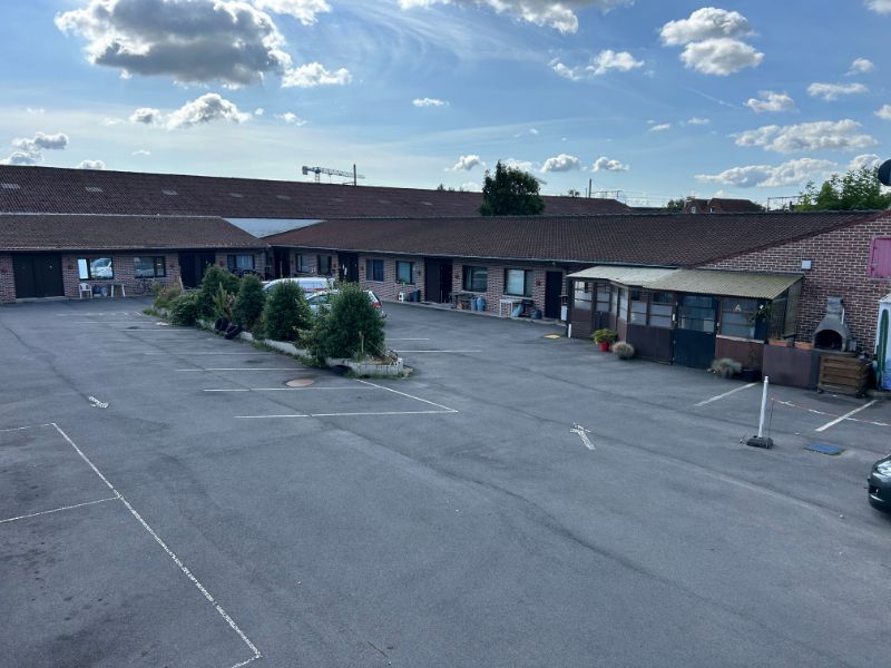 Centraal gelegen opbrengsteigendom met 19 studio's, ruim magazijn en 2 woningen met ruime parking. foto {{pictureIndex}}