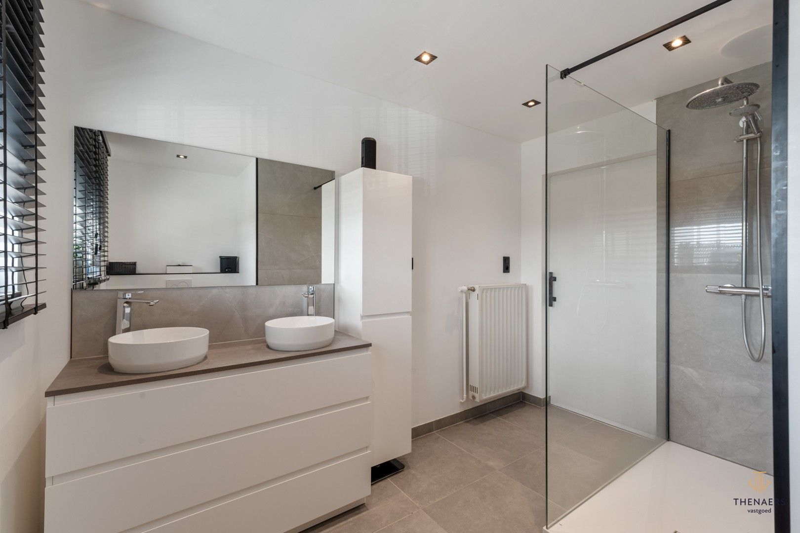 INSTAPKLARE WONING MET 3 SLAAPKAMERS, TUIN EN CARPORT. foto 24